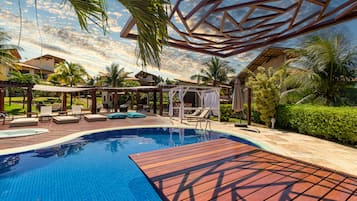 Piscina externa, funciona das 8h às 22h, espreguiçadeiras