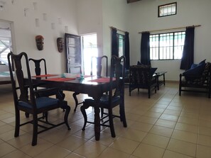 Alpehytte – deluxe, 3 soverom | Spiseområde på rommet