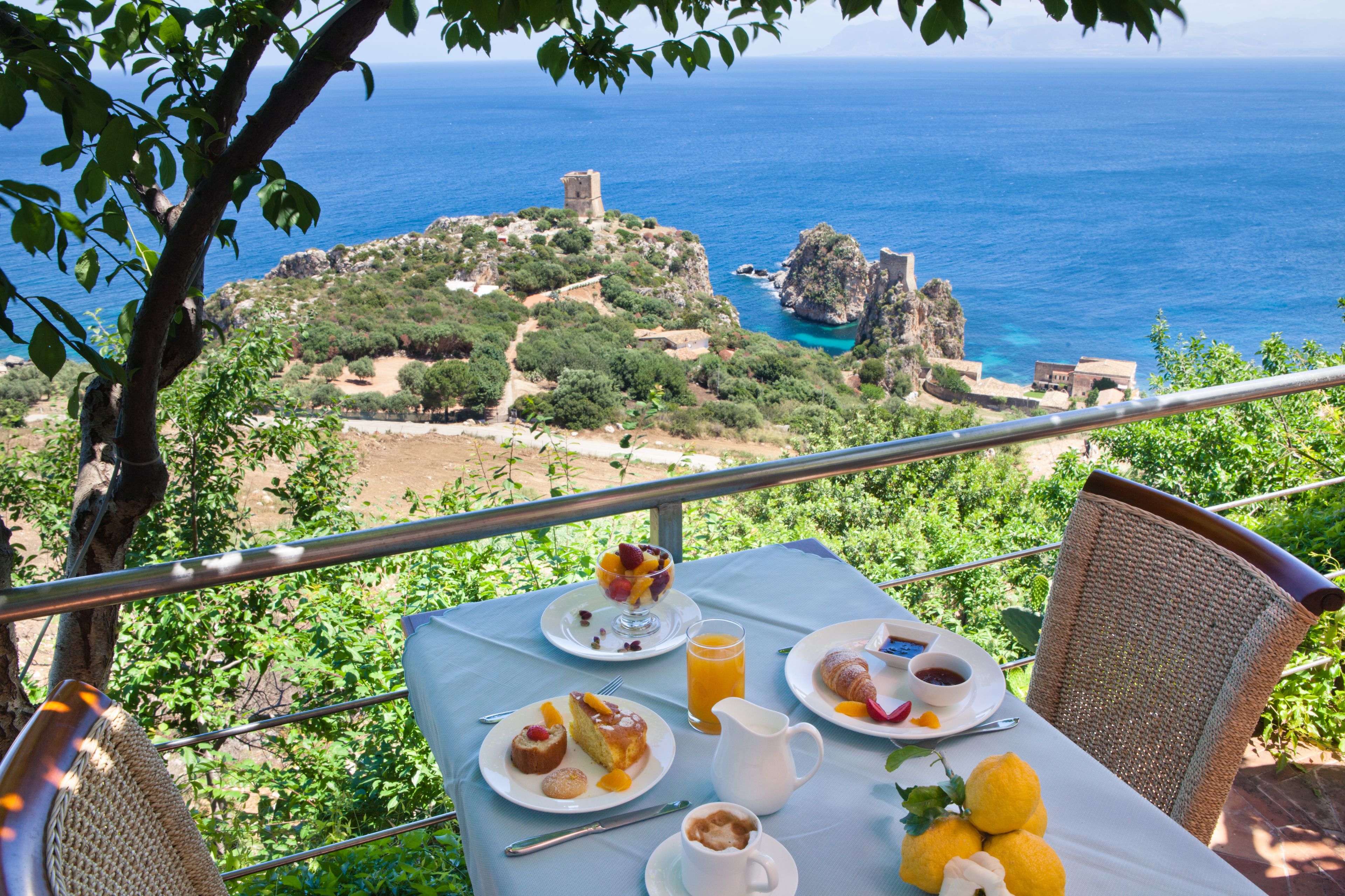 Daily cooked-to-order breakfast (EUR 10 per person)