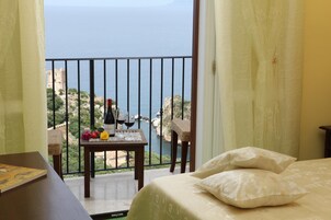 Minibar, caja fuerte, mobiliario individual y escritorio