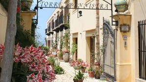 Entrada de un hotel con un letrero que dice 'HOTEL RESTORANTE TORRE BENISTRA'.
