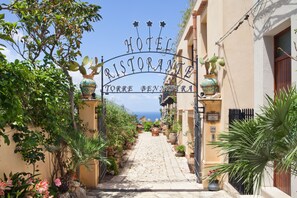 Property entrance - Hotel Torre Bennistra (Castellammare del Golfo)
