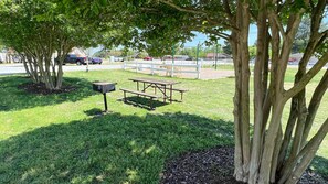 BBQ/picnic Area - Four Oaks Lodging & RV Resort (Four Oaks)