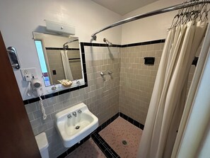 Habitación Deluxe doble | Baño | Ducha, artículos de higiene personal gratuitos y toallas