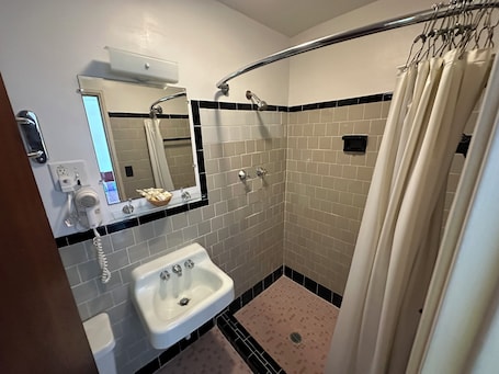 Chambre Double Deluxe | Salle de bain | Douche, articles de toilette gratuits, serviettes fournies. Four Oaks Lodging & RV Resort