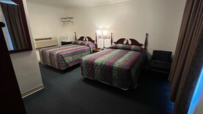 Double Room | Blackout curtains, free WiFi, bed sheets - Four Oaks Lodging & RV Resort (Four Oaks)