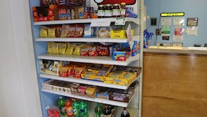 Una exhibición de aperitivos con diversos alimentos y bebidas envasados.