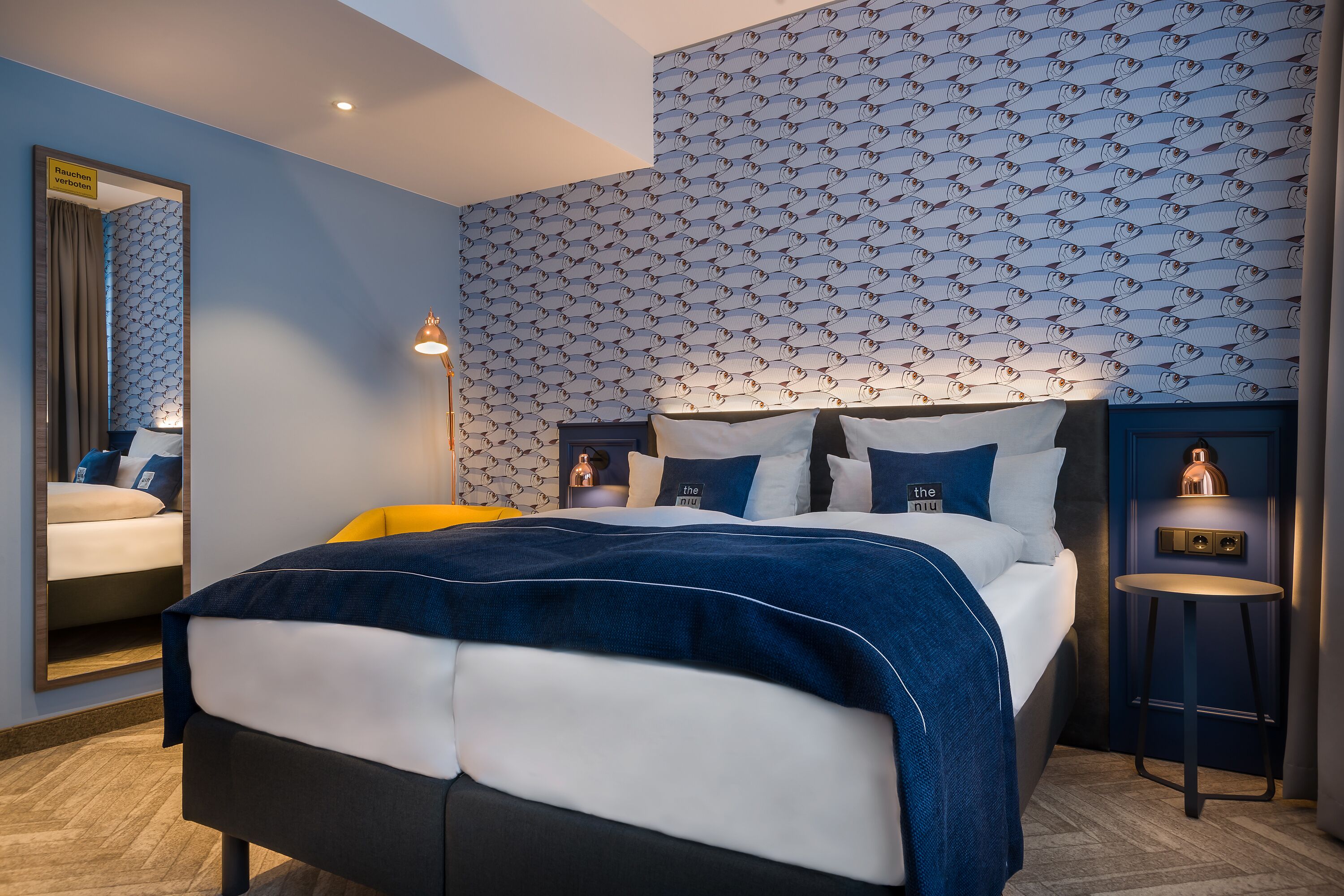 Allergitestade sängkläder och värdeförvaringsskåp på rummet