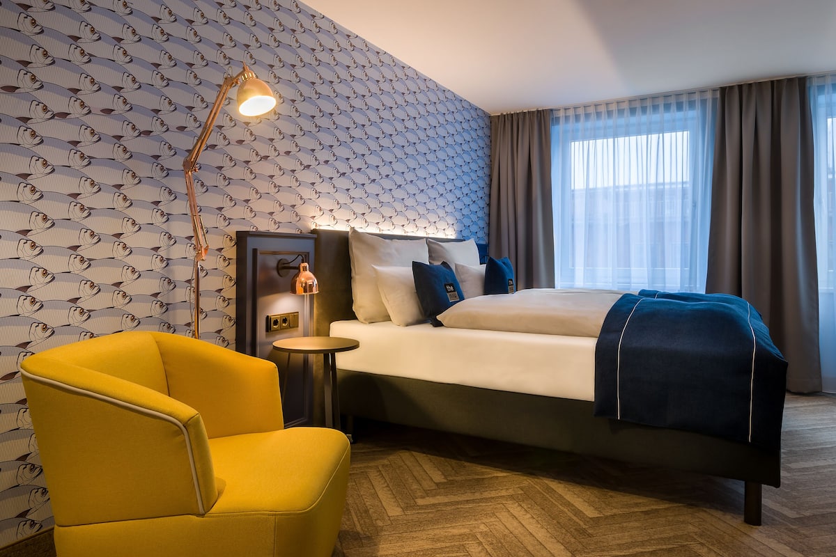 Ropa de cama hipoalergénica, caja fuerte, sistema de insonorización