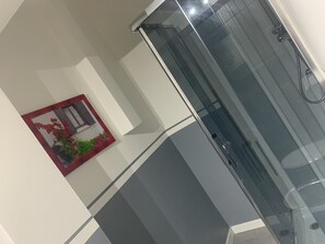 Quadruple Room | Bathroom | Shower, free toiletries, hair dryer, bidet - Domus Regia (Olbia)