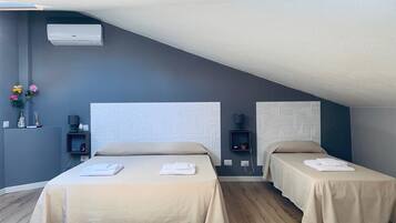 Triple Room, Second Floor, Attic | 1 habitación, sábanas italianas Frette y ropa de cama de alta calidad