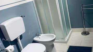 Chambre Double Classique, 1 grand lit, balcon | Salle de bain | Douche, articles de toilette gratuits, sèche-cheveux, bidet