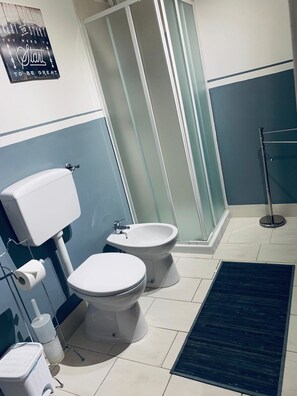 Habitació doble clàssica, 1 llit de matrimoni, balcó | Bany | Dutxa, articles de tocador gratuïts, assecador de cabells i bidet 