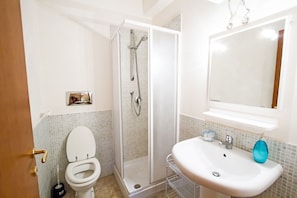 Shower, free toiletries, hair dryer, bidet