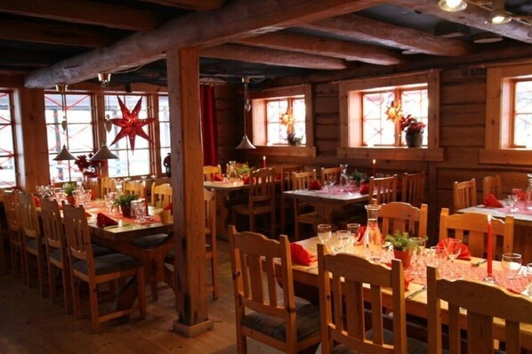 Lounas ja illallinen, paikallinen ja kansainvälinen keittiö