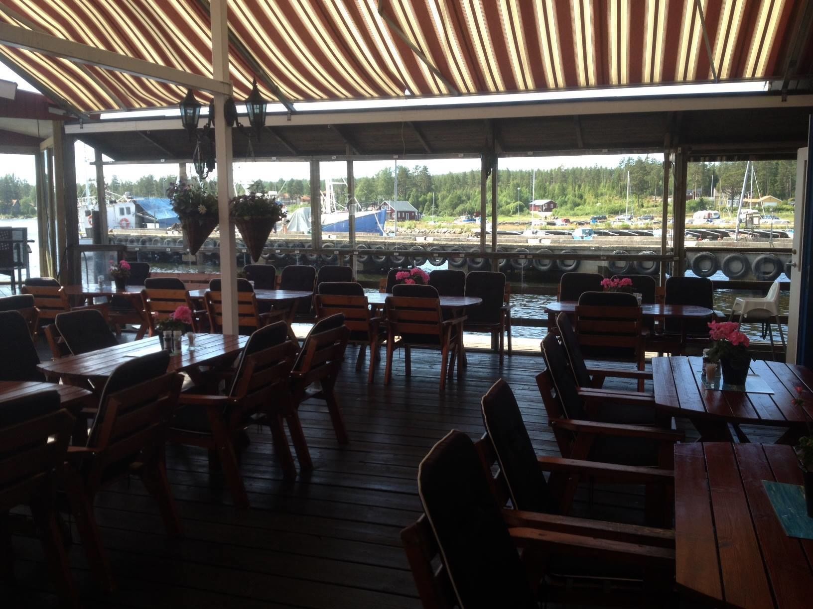 Lounas ja illallinen, paikallinen ja kansainvälinen keittiö