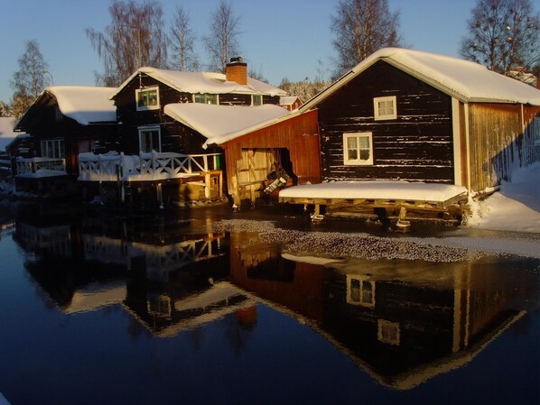 Majoituspaikan julkisivu illalla/yöllä