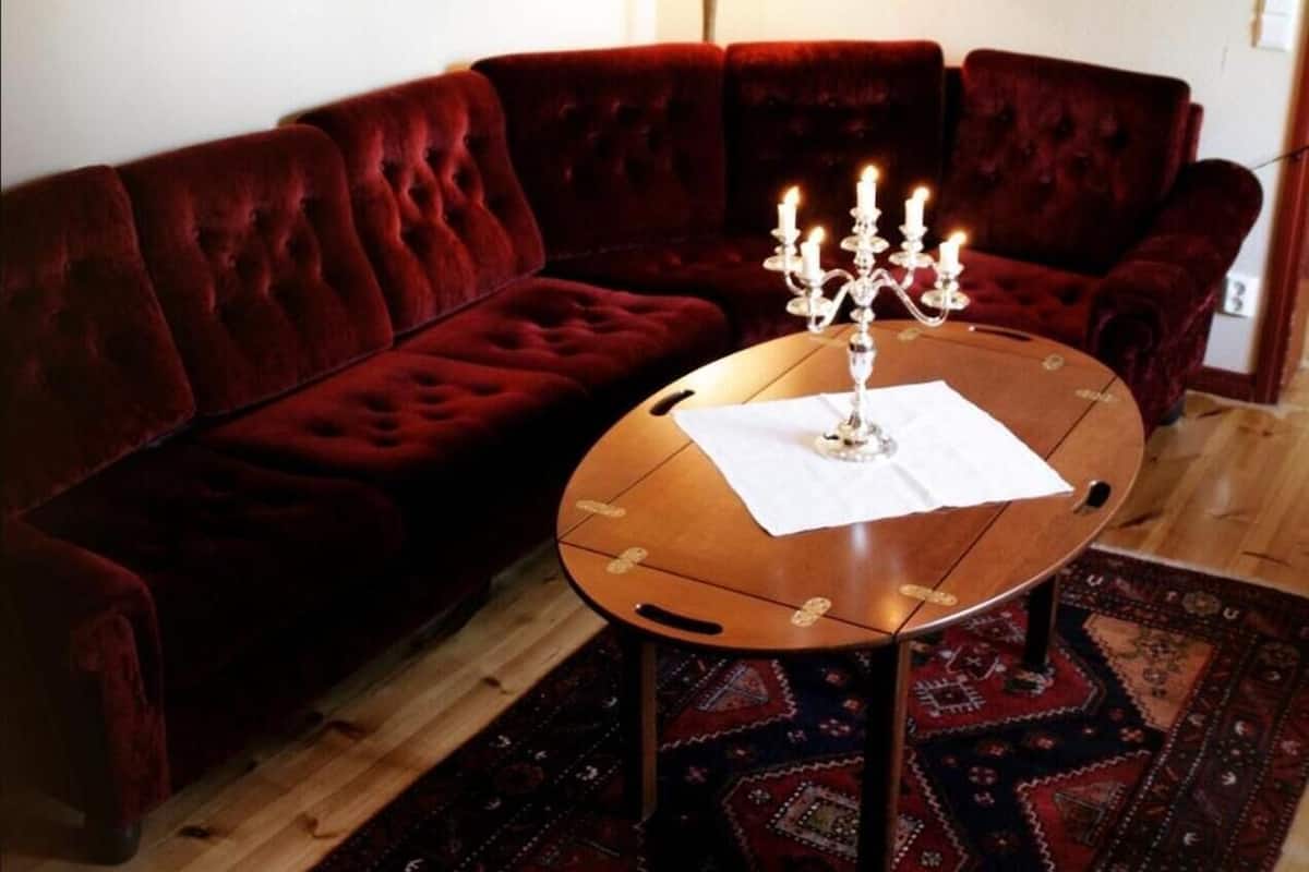 lunch and dinner served, local and international cuisine