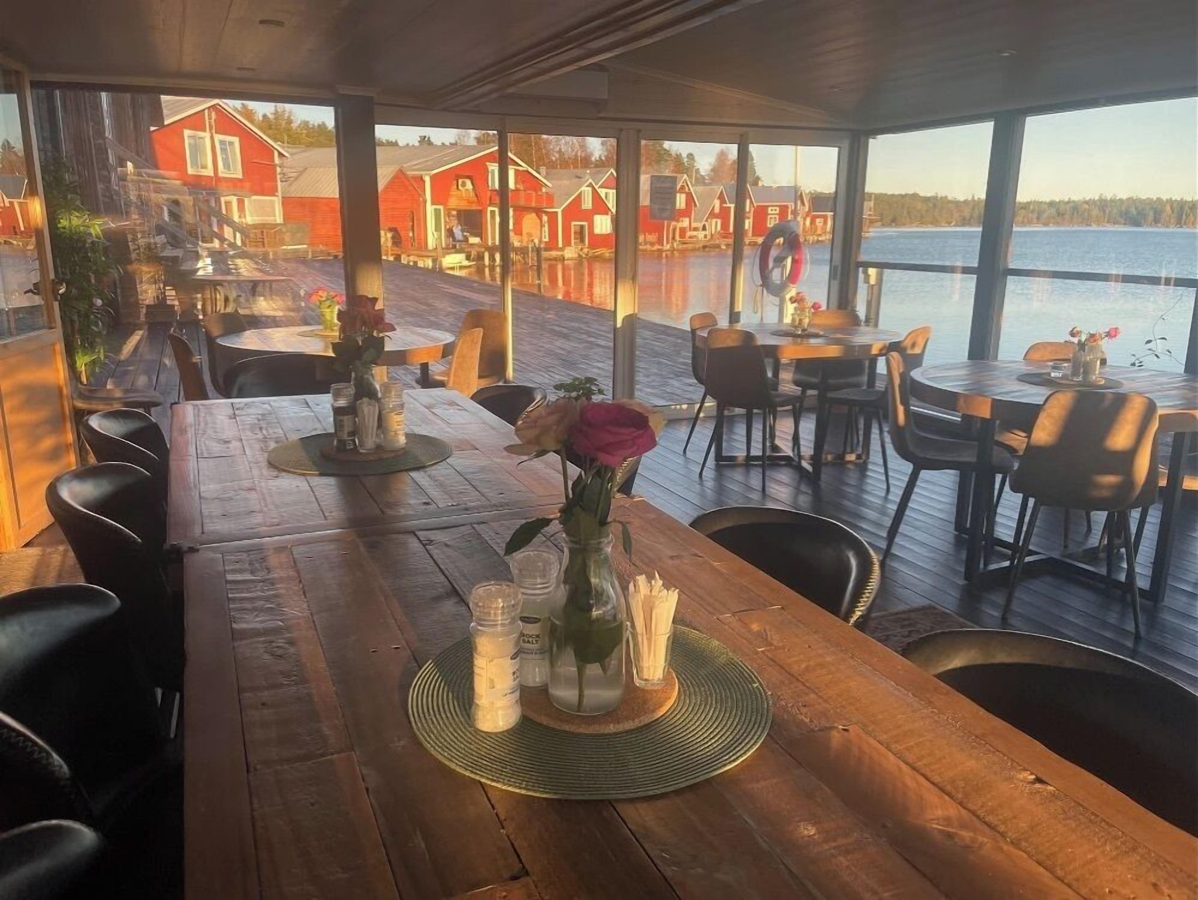 Serveert lunch en diner, lokale en internationale gerechten