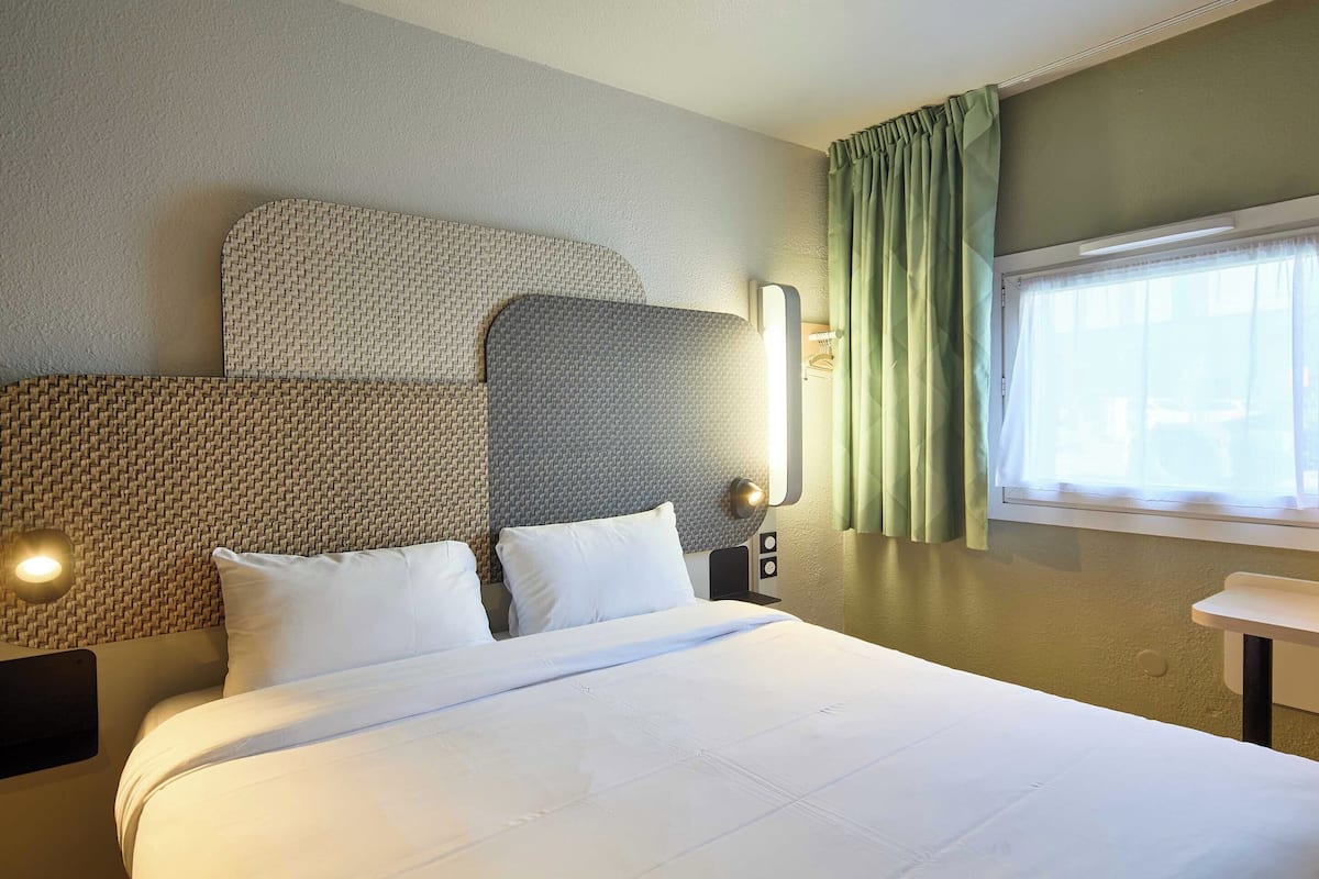 Desk, free WiFi, bed sheets