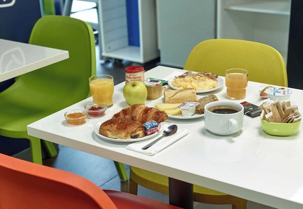 Petit déjeuner buffet servi tous les jours en supplément