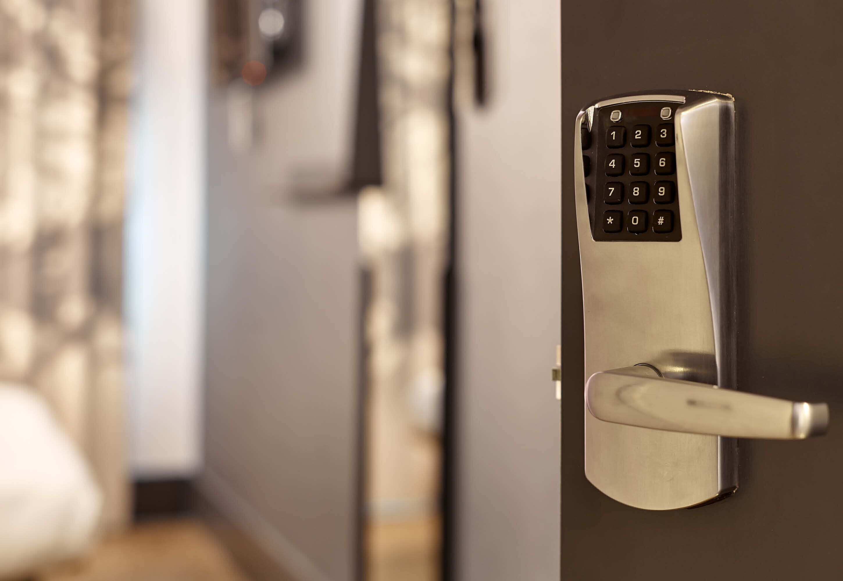 Een bureau, gratis wifi, beddengoed