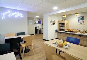 Daily buffet breakfast for a fee - B&B Hotel Viry-Châtillon (Viry-Chatillon)