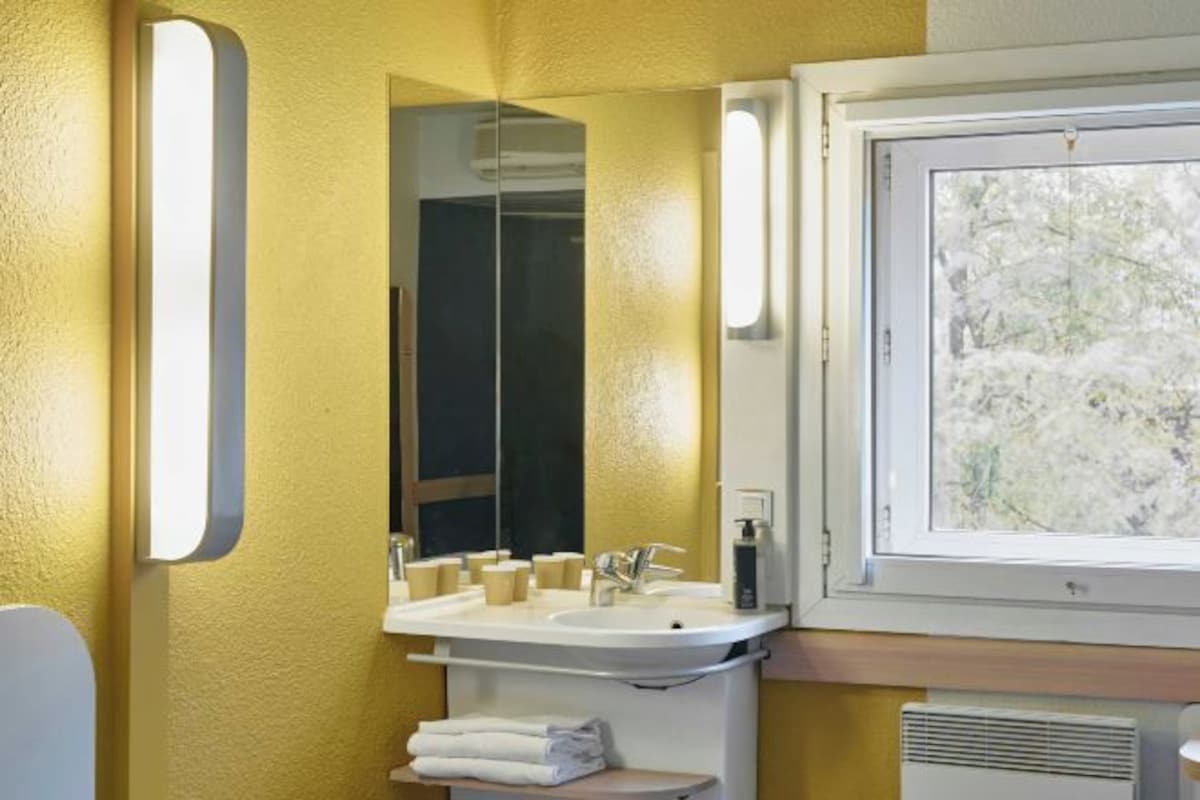 Shower, towels, soap, shampoo