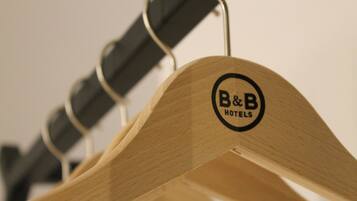 Een bureau, gratis wifi, beddengoed