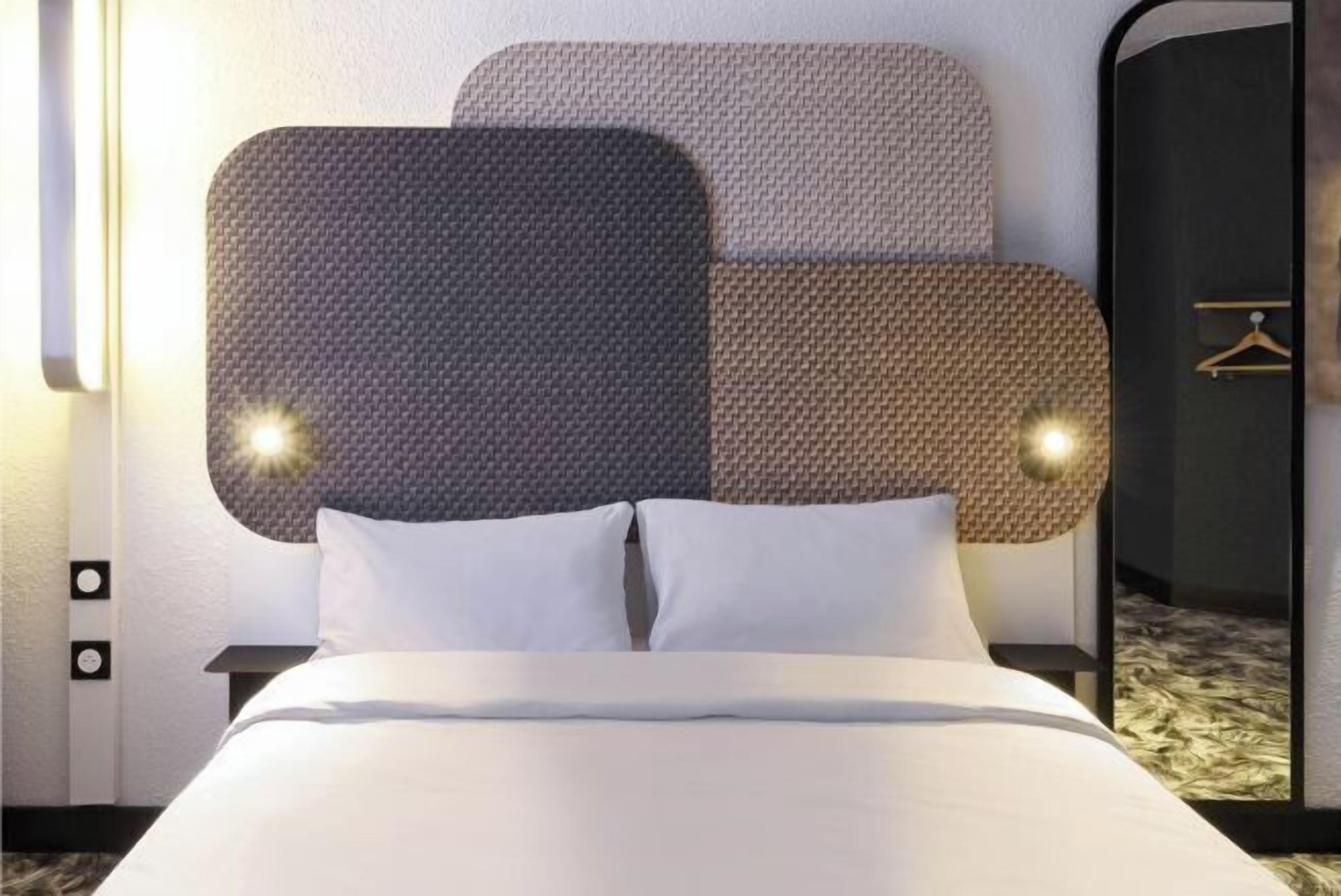 Een bureau, gratis wifi, beddengoed