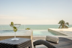 Outdoor pool, open 9:00 AM to 9:00 PM, pool loungers - Hotel Cartagena Dubai (Cartagena)