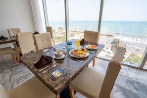 Se ofrece un desayuno bufé (45000 COP por persona)