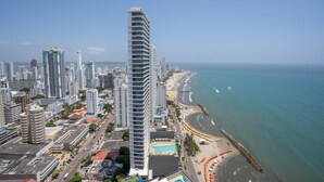 Un hôtel de grande hauteur offrant une vue sur la plage et l’océan.