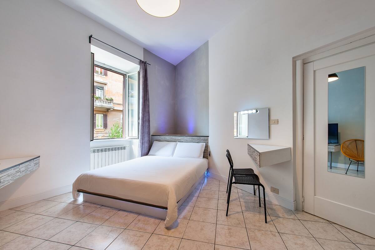 1 bedroom, Egyptian cotton sheets, premium bedding, down duvets