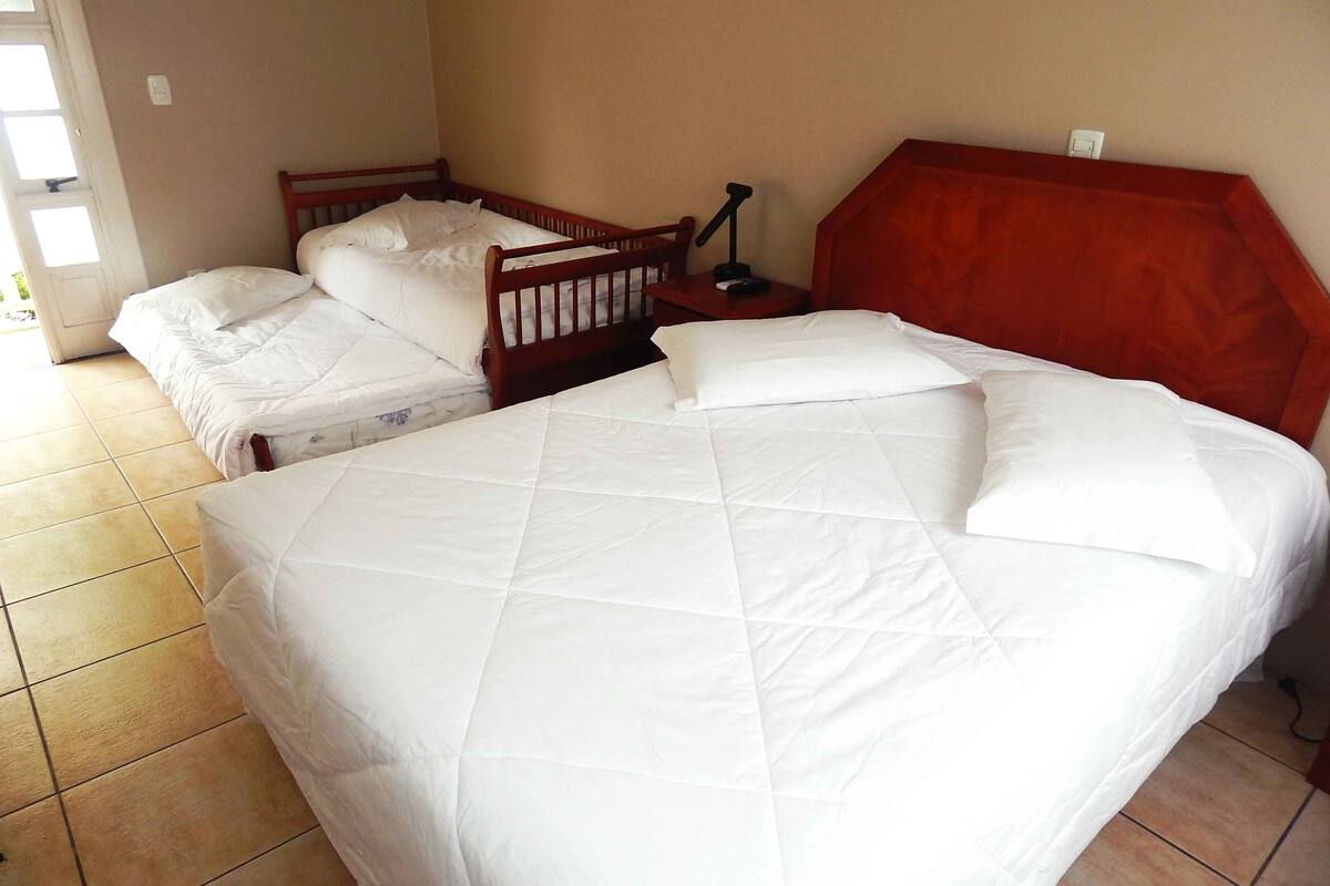 Minibar, free WiFi, bed sheets