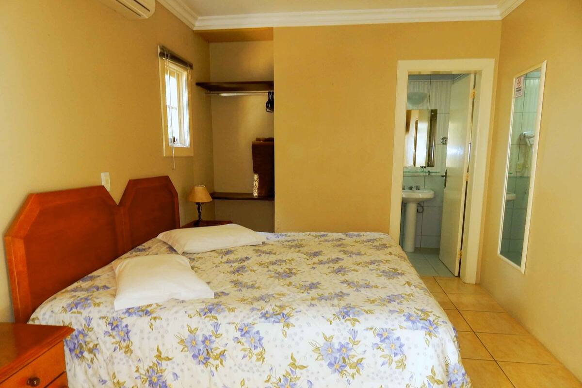 Minibar, free WiFi, bed sheets