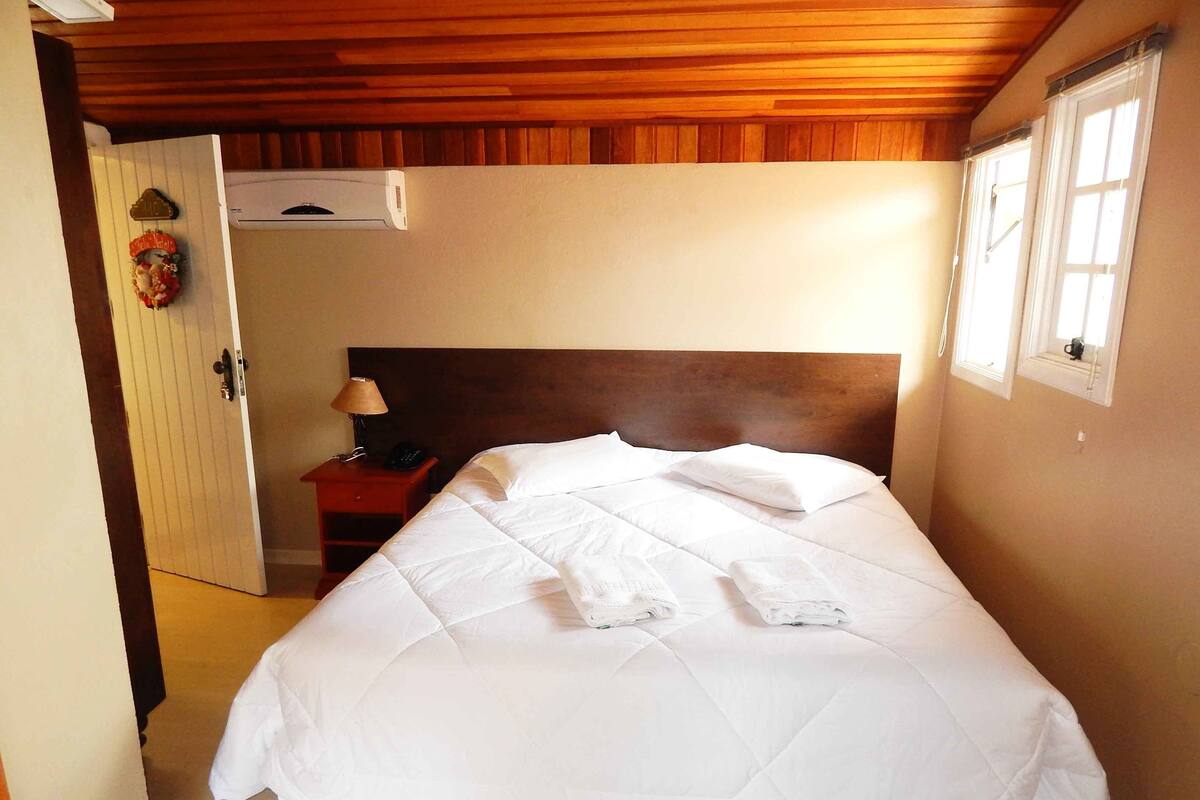 Minibar, free WiFi, bed sheets