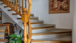 Una escalera con barandillas de madera y una barandilla de madera tallada a mano.