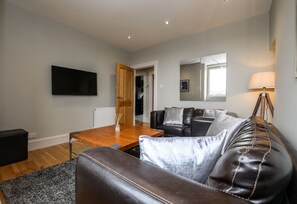 Apartment, 2 Bedrooms (46F) | Living room | Flat-screen TV - Suite Apartments Aberdeen (Aberdeen)