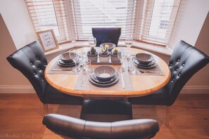 In-room dining - Suite Apartments Aberdeen (Aberdeen)
