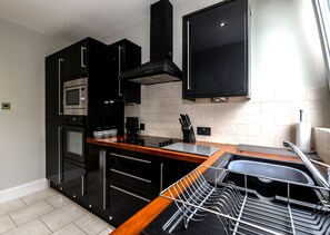 Apartment, 2 Bedrooms (46F) | Private kitchen | Fridge, microwave - Suite Apartments Aberdeen (Aberdeen)