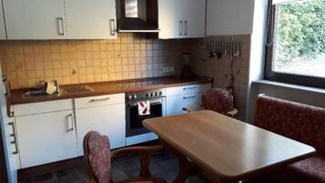 Apartment, 2 Twin Beds | Private kitchen | Oven, stovetop, coffee/tea maker, cookware/dishes/utensils