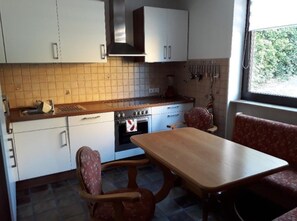 Apartment, 2 Einzelbetten | Eigene Küche | Ofen, Herdplatte, Wasserkocher mit Kaffee-/Teezubehör