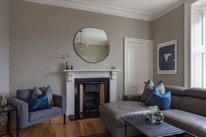 Apartment | Living area | Flat-screen TV - Suite Apartments Aberdeen City (Aberdeen)