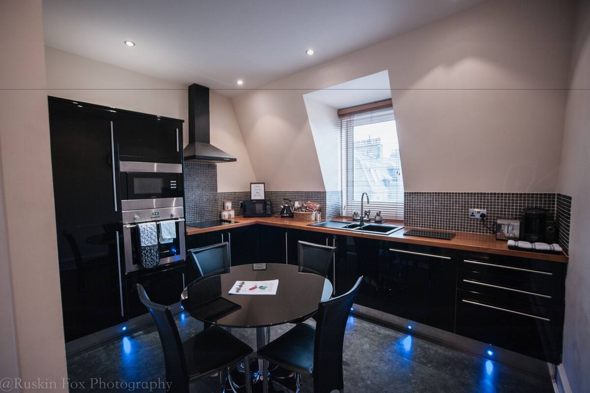 Departamento, 2 habitaciones | Cocina privada | Refrigerador con congelador, microondas, horno y parrilla de estufa