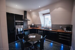 Apartment, 2 Bedrooms | Private kitchen | Full-size fridge, microwave, oven, stovetop - Suite Apartments Aberdeen City (Aberdeen)