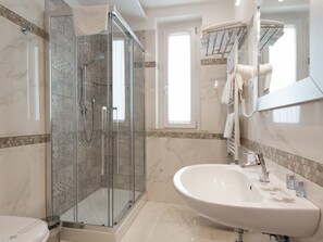 Shower, free toiletries, hair dryer, bidet - Buono BB (Naples)