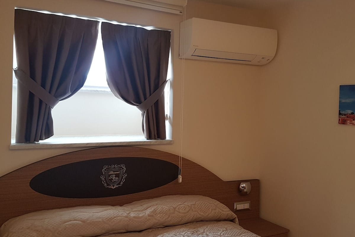 Economy tweepersoonskamer, 1 tweepersoonsbed, op tussenverdieping | 1 slaapkamer, een kluis op de kamer, een bureau, gratis wifi