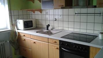 Apartment, 3 Bedrooms | Private kitchen | Microwave, oven, stovetop, cookware/dishes/utensils