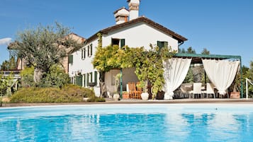 Piscina stagionale all'aperto, ombrelloni da piscina, lettini